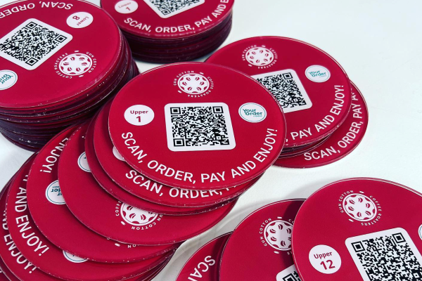 Acrylic circles with red background and QR information for restaurant table ordering